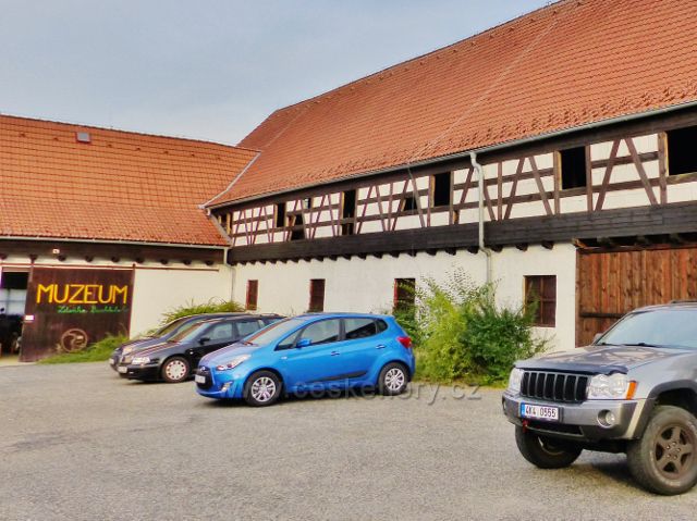 Dolní Žandov - hrázděné patro pravého křídla Dvoru, vlevo vstup do Muzea Zdeňka Buchteleho