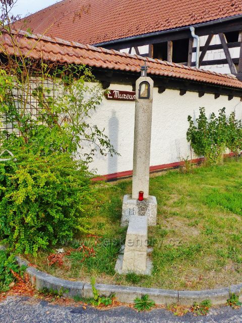 Dolní Žandov - Manský Dvůr.Zcela nepochopitelnou vraždu ruského válečného zajatce za uzmutí tuřínu na konci II.světové války připomíná památník, odhalený po 70-ti letech v květnu 2015