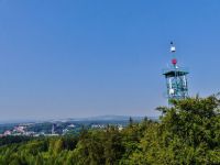Aš - pohled z rozhledny Háj na sousední telekomunikační věž a na město