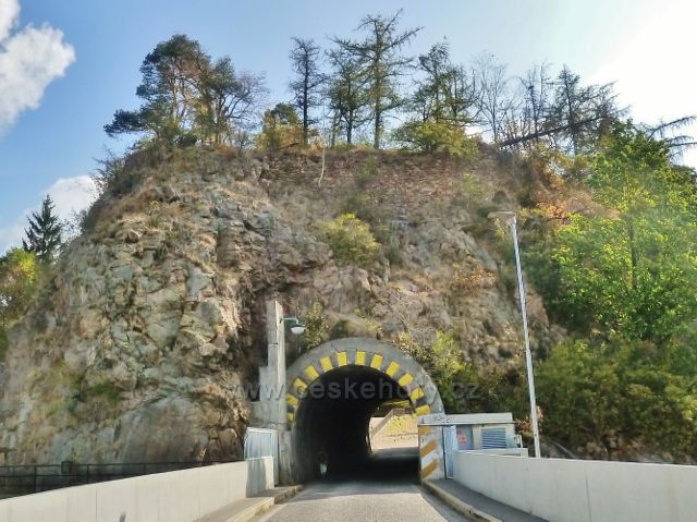 Přehrada Seč - zřícenina hradu Vildštejn nad tunelem