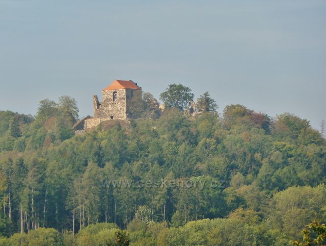 Brná - pohled z horní části obce na zříceninu hradu Potštejn