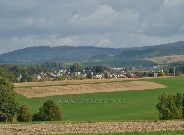 Bystřec - pohled z cyklostezky z Jablonného n.O. na část Jablonného, v pozadí hřeben vrchu Javorně (781 m.n.m.)