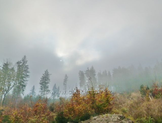 Lichkov - slunce proráží mlhu nad Vysokým kamenem