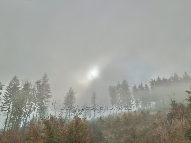 Lichkov - slunce proráží mlhu nad Vysokým kamenem