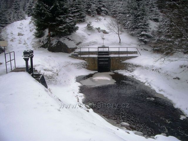 přehrada Kamenička v zimě
