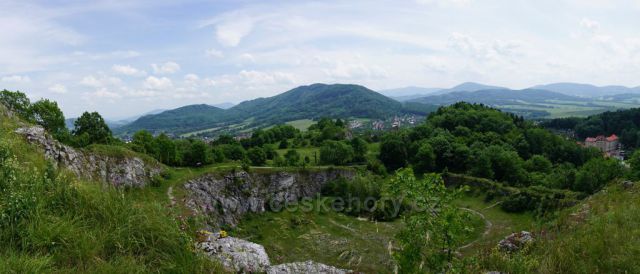 Pohled z Kamenárky ve Štramberku.vlevo Kopřivnice,Červený kámen,vpozadí Lysá hora,vpravo v pozadí Radhoštˇ,Javorník