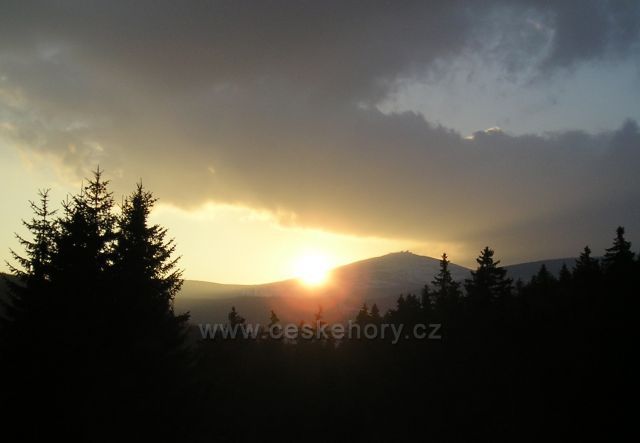 Západ Slunce nad Sněžkou (foceno od Úpy)