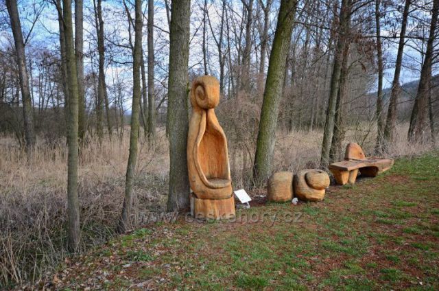 Dřevěné sochy u rybníka