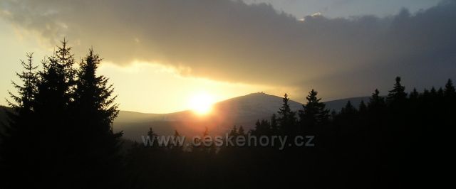 Západ Slunce nad Sněžkou (foceno od Úpy)