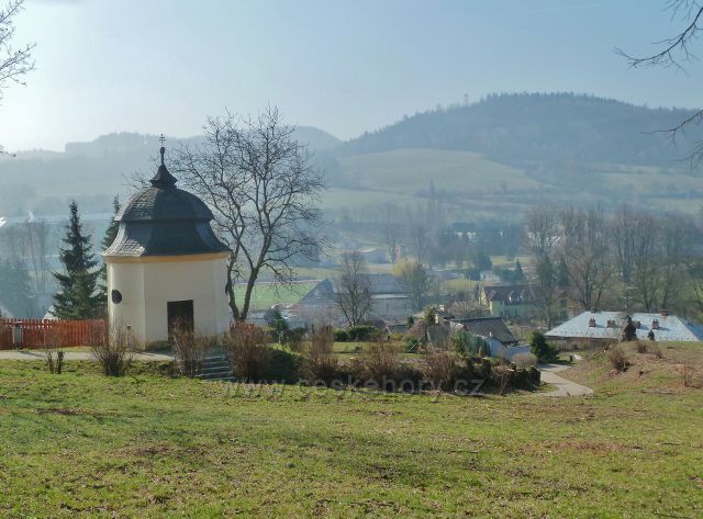 Moravská Třebová - jedna z kapliček křížové cesty na úbočí Křížového vrchu. V pozadí vrch Nad Boršovem s rozhlednou Pastýřkou