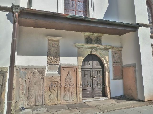 Moravská Třebová - náhrobní desky u bočního vchodu do Kostela Povýšení svatého Kříže
