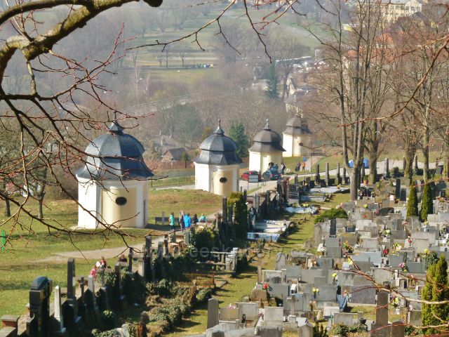 Moravská Třebová - pohled z úbočí Křížového vrchu na kapličky křížové cesty