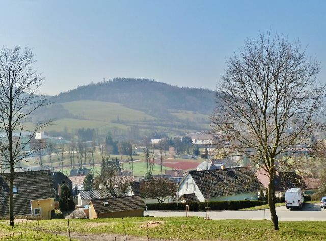 Moravská Třebová - pohled z úbočí Křížového vrchu k vrchu Nad Boršovem (515 m.n.m.) s rozhlednou Pastýřkou