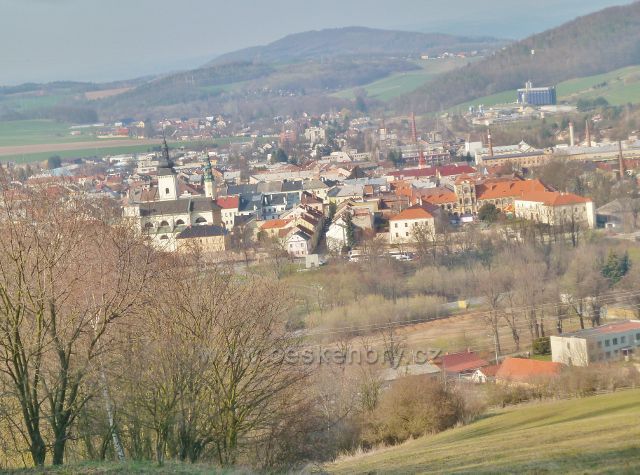 Moravská Třebová - pohled z úpatí vrchu Nad Boršovem na kostel Nanebevzetí Panny Marie a do nádvoří zámku
