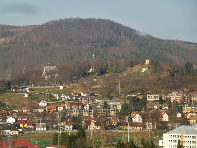 Moravská Třebová - pohled z úpatí vrchu nad Boršovem ke hřbitovu a na křížovou cestu na Křížovém vrchu a na vrch  Třebovské hradisko (550 m.n.m.)