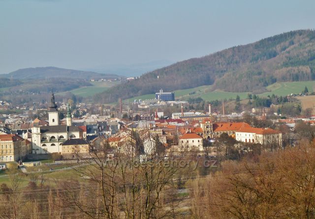 Moravská Třebová - pohled z úpatí vrchu Nad Boršovem k městu.Vpravo je úbočí vrchu Dubina, v pozadí je pak vidět vrch Zlatník (430 m.n.m.)