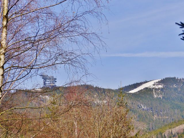 Dolní Morava - pohled z úbočí Chlumu na Slamník a Stezku v oblacích