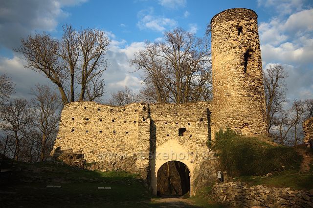 Brána hradu Kostomlaty