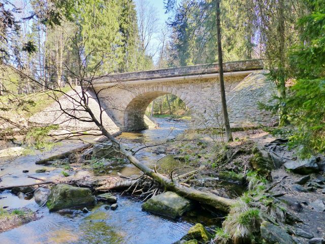 Zemská brána - skalnatý břeh Divoké Orlice  pod kamenným mostem