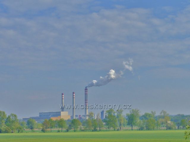 Pohled z nadjezdu nad dálnicí na tepelnou elektrárnu v Opatovicích nad Labem