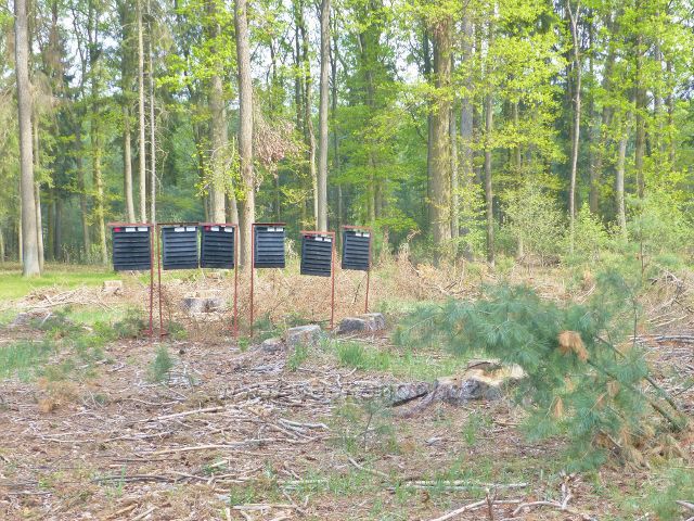 Série feromonových kůrovcových lapačů v boji proti kůrovci.Je to jeden z ekologických prostředků ochrany lesa proti kůrovci.
