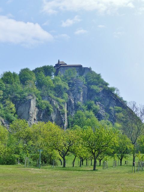 Pohled na obnaženou skálu na níž se tyčí hrad Kunětická hora