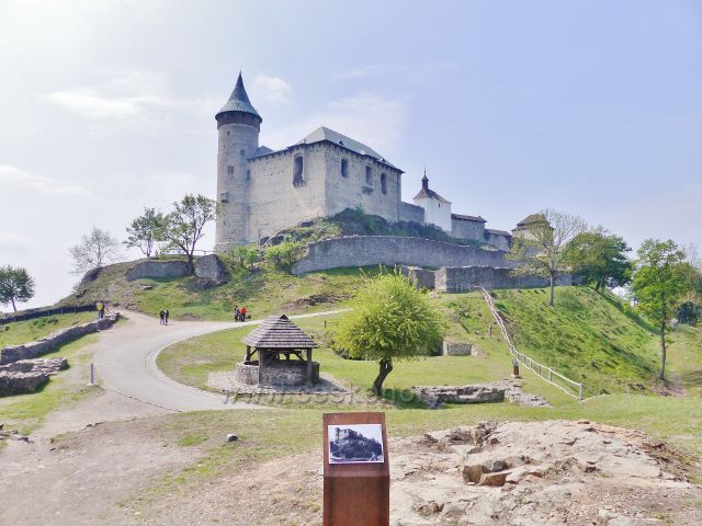 Pohled z vyhlídkového místa na úbočí Kunětické hory k hradní studni a nad ní se tyčící objekt hradu