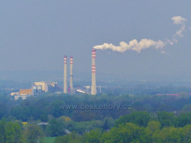 Pohled z vyhlídkového místa na úbočí Kunětické hory na elektrárnu v Opatovicích n.Labem