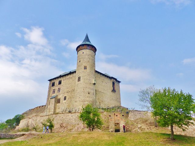 Kunětická hora - pohled od hradeb na hradní věž
