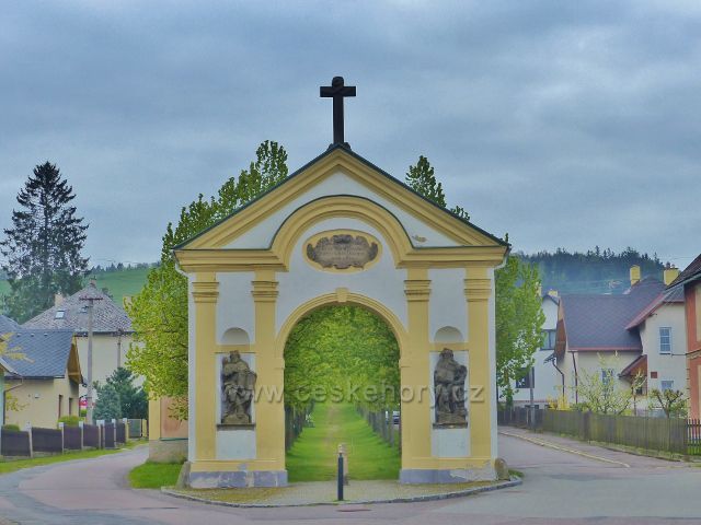 Králíky - výklenková kaplička na začátku křížové cesty