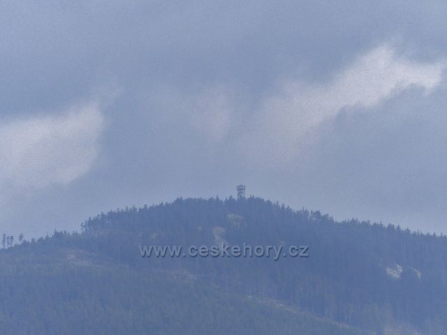 Pohled na rozhlednu Klepáč na Trojmorskim Wierchu