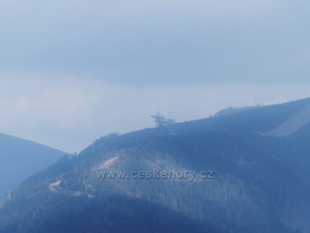 Pohled z Františkovy vyhlídky na Stezku v oblacích na úbočí Slamníku