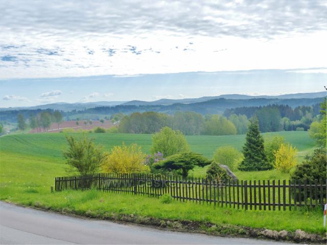 Žampach - pohled z vyhlídky v arboretu  k DSuchému vrchu