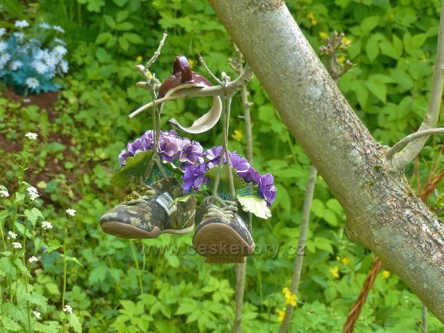 Písečná . "sedmimílové boty" nad Potočnicí před místním mlýnem