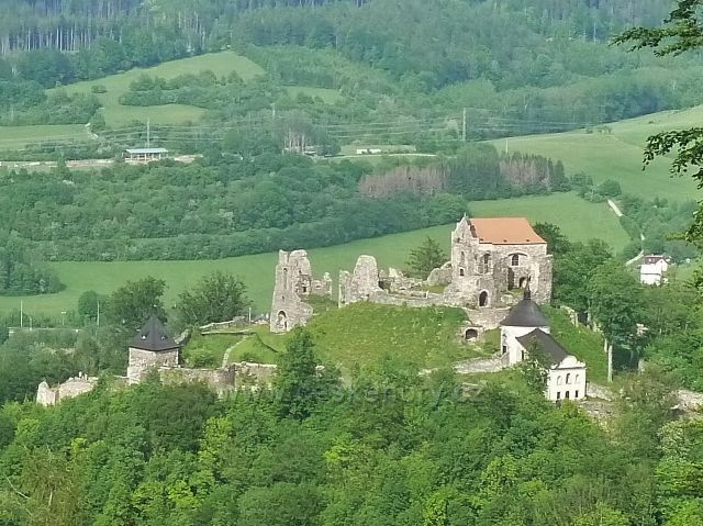 Potštejn - pohled z Kapradě na hrad Potštejn