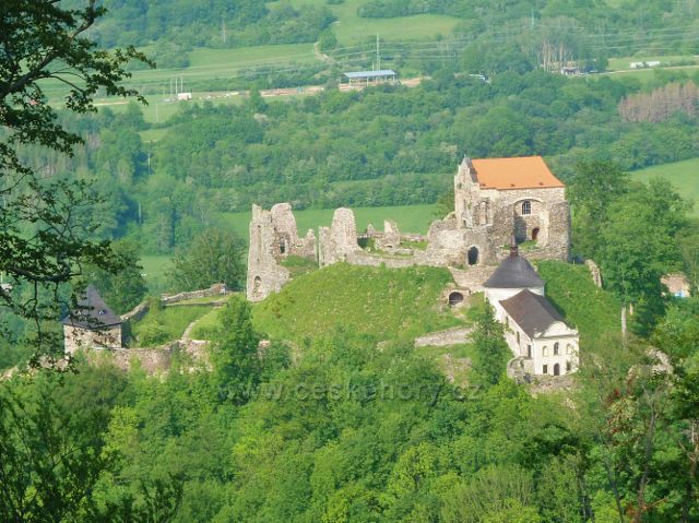 Potštejn - pohled z vyhlídkového místa na Kapradi na hrad Potštejn