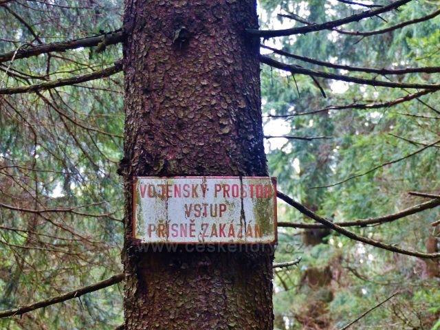 Panské Pole - vzpomínka na minulost, detail výstražné tabulky poblíž pramene Rokytenky