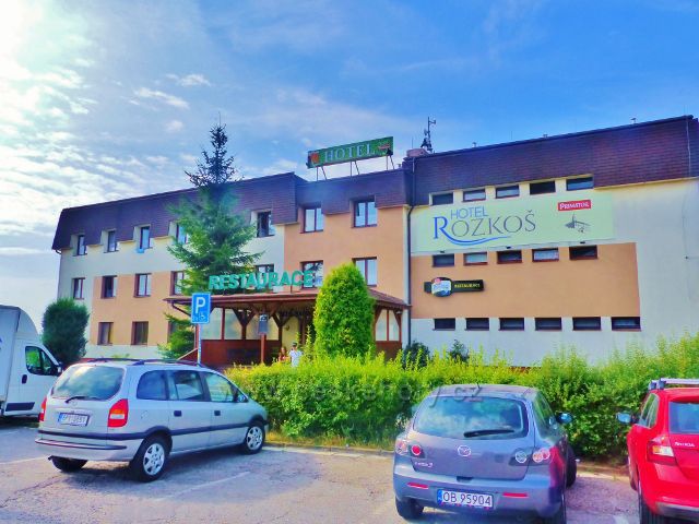 Restaurace a hotel Rozkoš nad stejnojmennou vodní nádrží