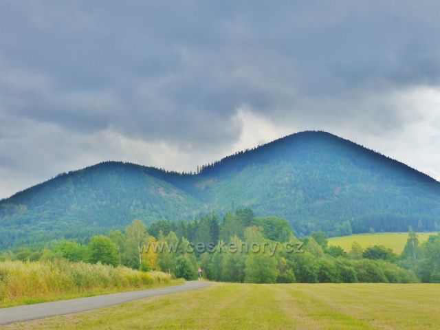 Silnička do Královeckého lomu vede až do Dlouhého údolí na úpatí Špičáku