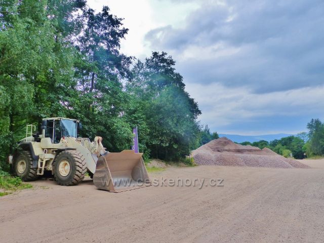 Lom Královec -skládka netříděného žulového kameniva pro silniční stavitelství