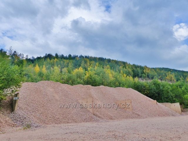 Lom Královec - skládka tříděného žulového kameniva pro silniční stavitelství