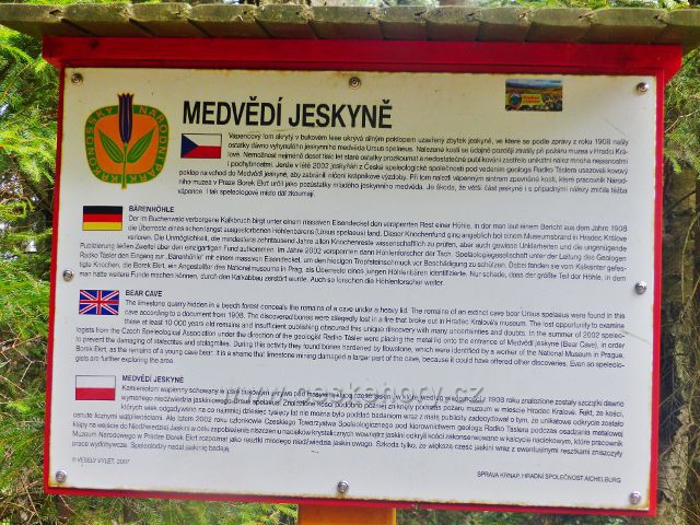 Svoboda nad Úpou - informační tabulka "Medvědí jeskyně" u odbočky k bývalému vápencovému lomu