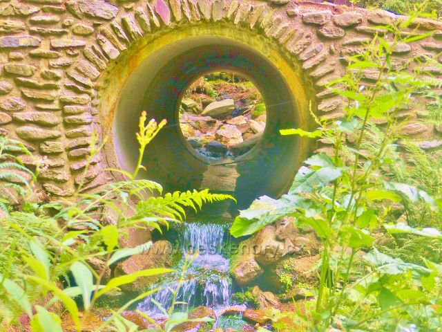 Horní Malá Úpa - průtok potoka pod mostkem na rozcestí Pod Jelenkou