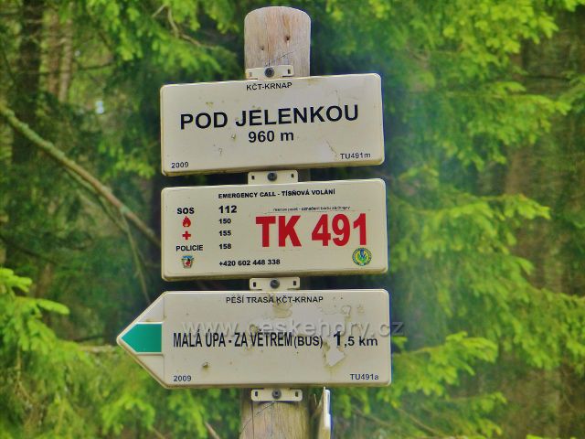 Horní Malá Úpa - turistický rozcestník"Pod Jelenkou,960 m.n.m." s vyznačením bodu záchrany TK 491