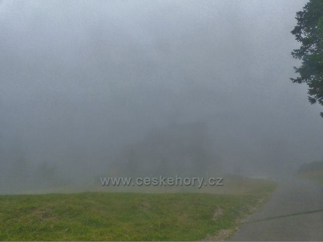 Horní Malá Úpa - chatu Jelenku pohltila mlha