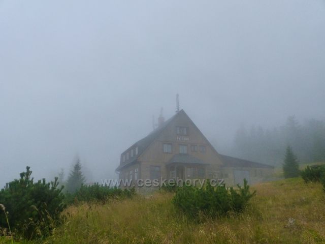 Horní Malá Úpa - kolem chaty Jelenky se převaluje mlha