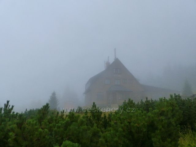 Horní Malá Úpa - mlha odkrývá obrysy chaty Jelenky