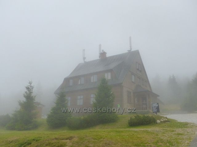 Horní Malá Úpa - kolem chaty Jelenky se převaluje mlha