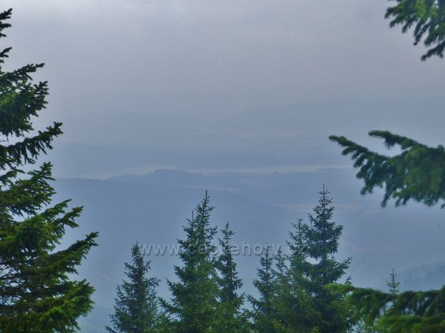 Horní Malá Úpa - mlhavý opar brání výhledu k polskému středisku Kowary z výhledového místa na modré TZ