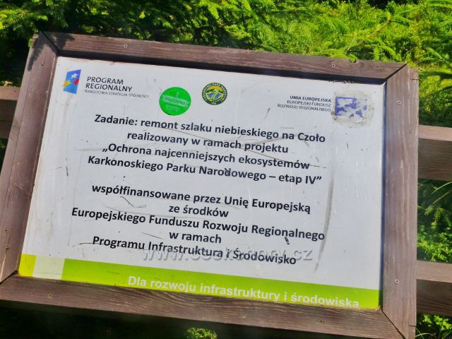 Horní Malá Úpa - detail tabulky EU o rekonstrukci stezky z vrchu Czelo do sedla Graniczne Budy
